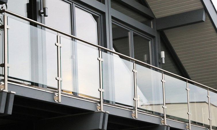 Bromsgrove provides steel and glass balustrades for apartment blocks' balcony or walkways.